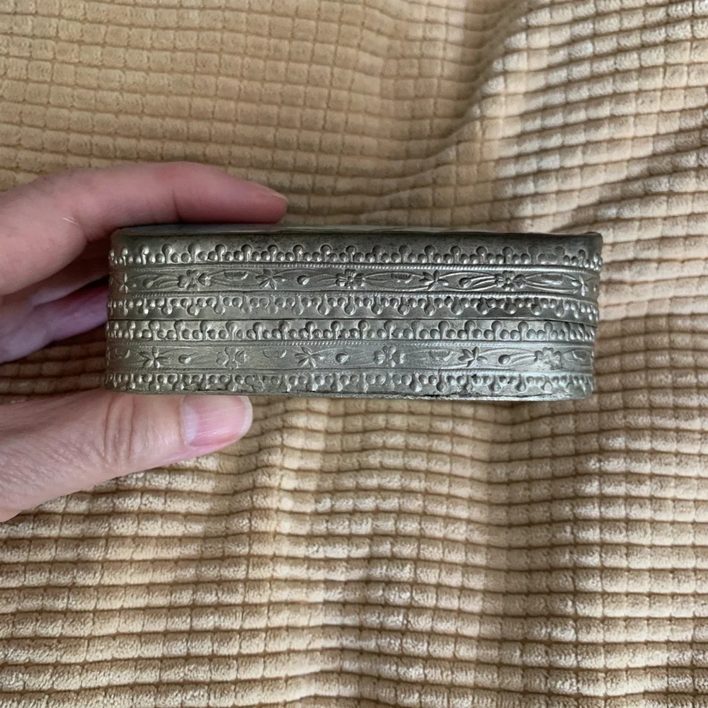 Ming dynasty porcelain shard box. Shard between 1368 and 1644.